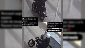 VIDEO: Un motochorro sorprendió a una mujer en una vereda y escapó con su cartera