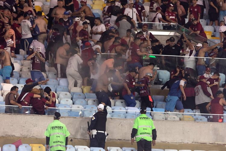Video: tremenda represión policial a los hinchas de Lanús en el estadio Maracaná