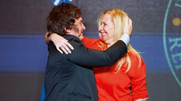 Milei puso las “manos en el fuego” por Karina: “¿Se va a quedar con el 3% cuando se puede quedar con el 100?”