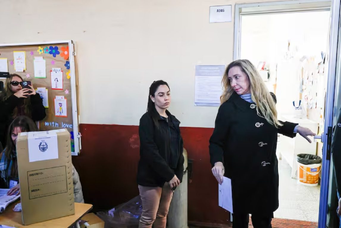 Rodeada de una fuerte seguridad votó Karina Milei y evitó hablar con la prensa