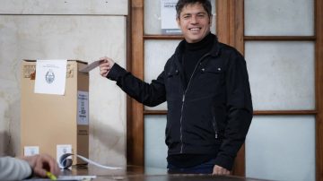 Kicillof arrasa en Buenos Aires y deja a Milei más de 13 puntos atrás