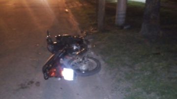 Joven en estado grave al derrapar con su moto: lo trasladaron inconsciente al hospital
