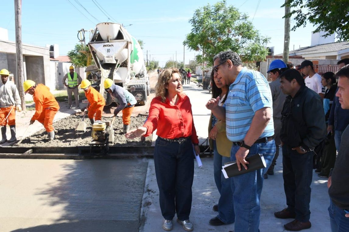 La intendente Fuentes supervisó la obra de 24 cuadras de pavimentación en el barrio Néstor Kirchner