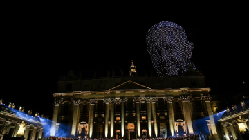 Con un impresionante show de drones homenajearon al Papa Francisco en el Vaticano