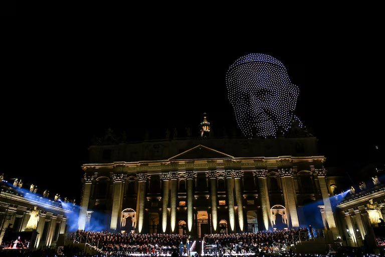 Con un impresionante show de drones homenajearon al Papa Francisco en el Vaticano