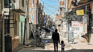 Según el INDEC la pobreza cayó al 31,6% en el primer semestre 2025