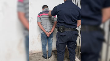 Insólito episodio en el B° Río Dulce: vecinos atacaron a la Policía para evitar la detención de un delincuente