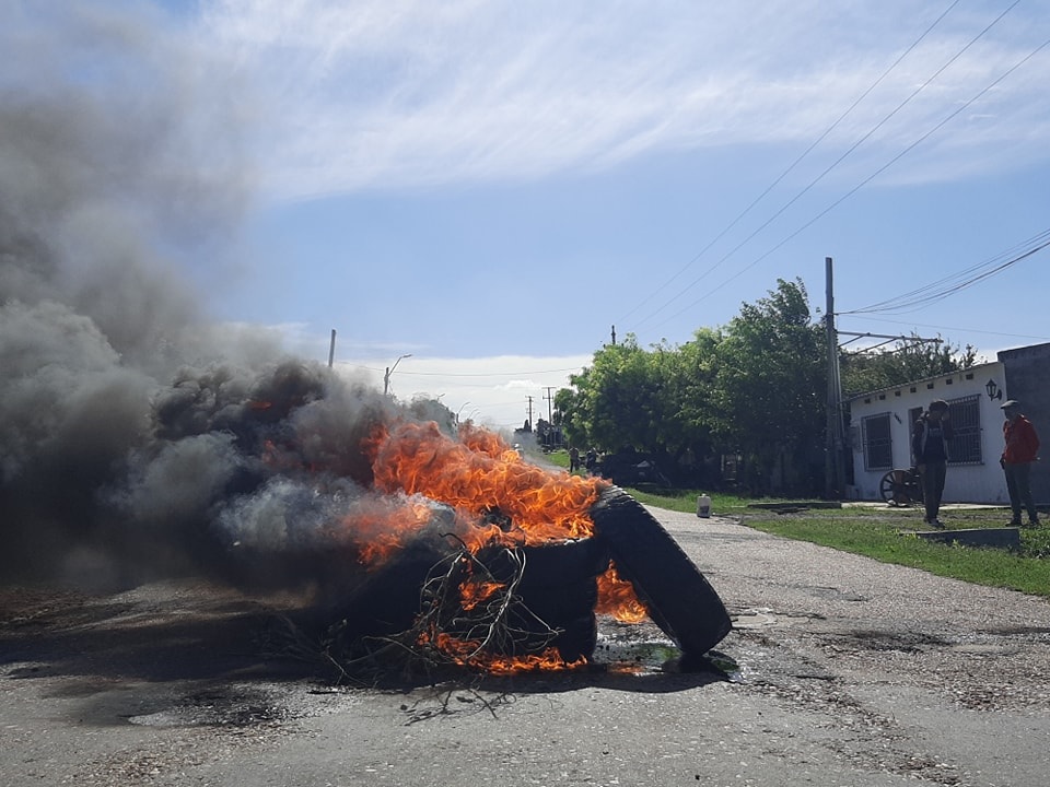 Vecinos del barrio 9 de Julio y San Javier cortan la Ruta 1 en La Banda por reclamos de seguridad