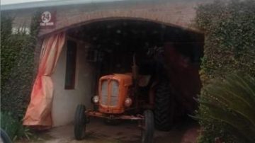 Insólito: Fue al telo en un tractor y terminó escrachado