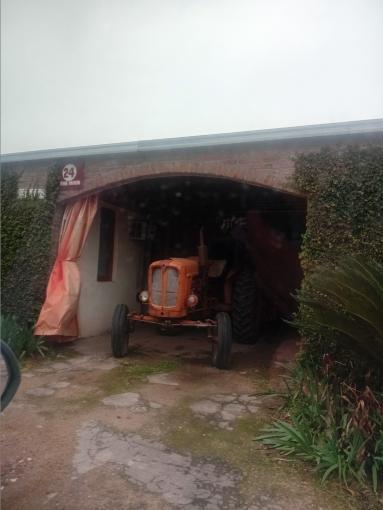 Insólito: Fue al telo en un tractor y terminó escrachado