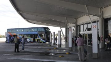 Joven bajó en la terminal de Santiago para ir al baño y se subió a otro micro: su madre se dio cuenta cuando llegó a Córdoba