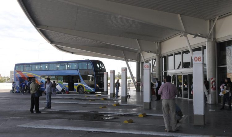 Joven bajó en la terminal de Santiago para ir al baño y se subió a otro micro: su madre se dio cuenta cuando llegó a Córdoba