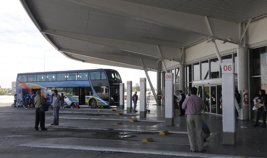 Joven bajó en la terminal de Santiago para ir al baño y se subió a otro micro: su madre se dio cuenta cuando llegó a Córdoba