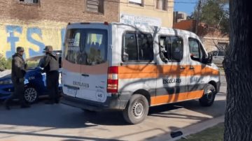 Detienen a dos personas que circulaban armadas en un transporte escolar