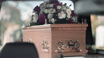 Insólito: Se presentó en su propio velorio al grito de “¡Estoy vivo!”