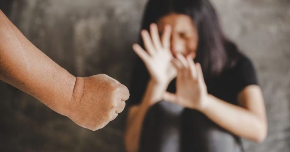 Una joven denunció a su novio, a su suegra y a su cuñada de que la agredieron y le robaron dos celulares