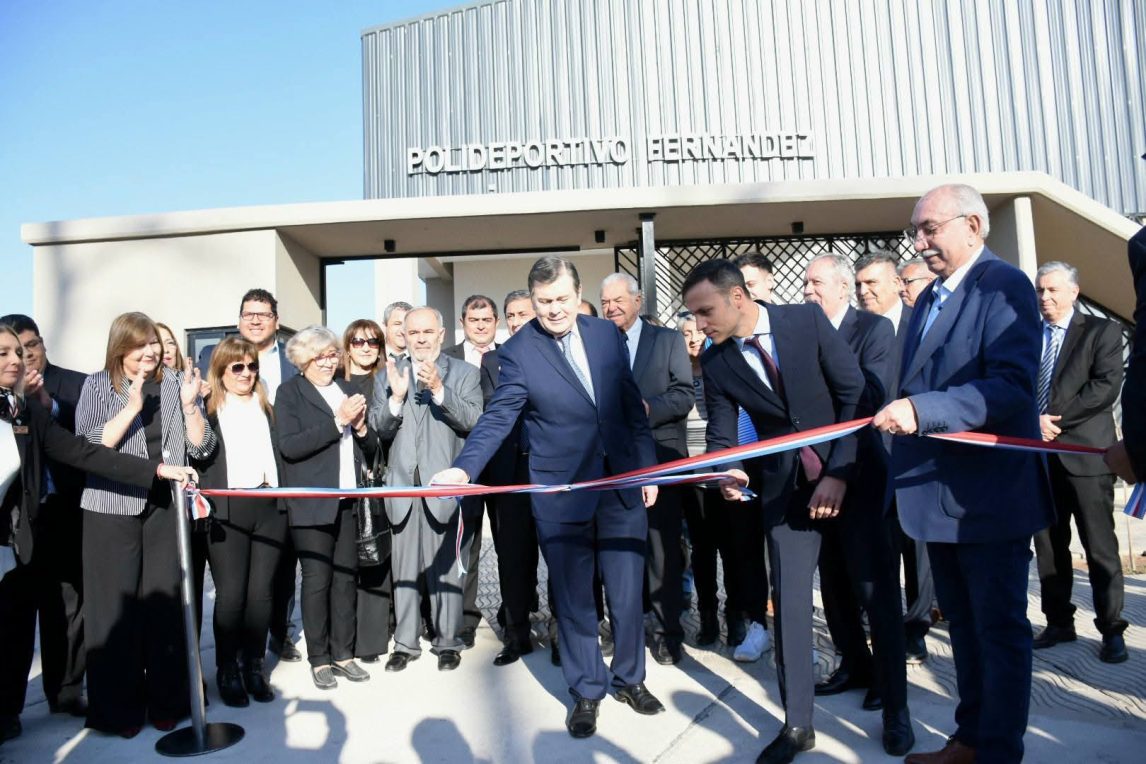 Zamora inauguró un moderno Polideportivo en Fernández