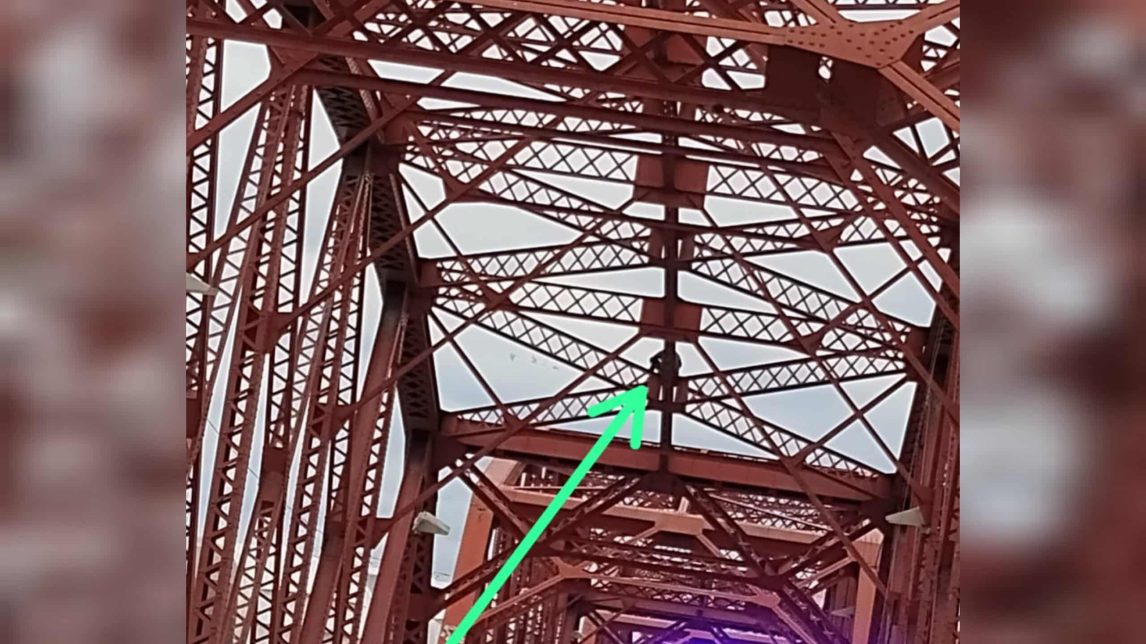 VIDEO | Caos en el Puente Carretero por una persona que subió a la estructura y amenazó con lanzarse al vacío
