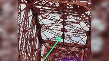 VIDEO | Caos en el Puente Carretero por una persona que subió a la estructura y amenazó con lanzarse al vacío
