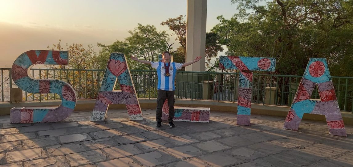 Emilio Hallak, el joven santiagueño de 13 años que se consagró campeón en el torneo de cubos Rubik en Salta