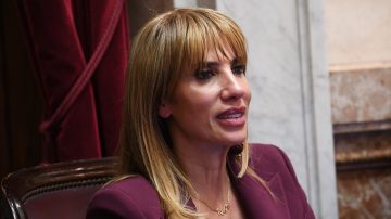 Claudia de Zamora presente en el Senado durante el rechazo a los vetos de financiamiento al Garrahan y las universidades