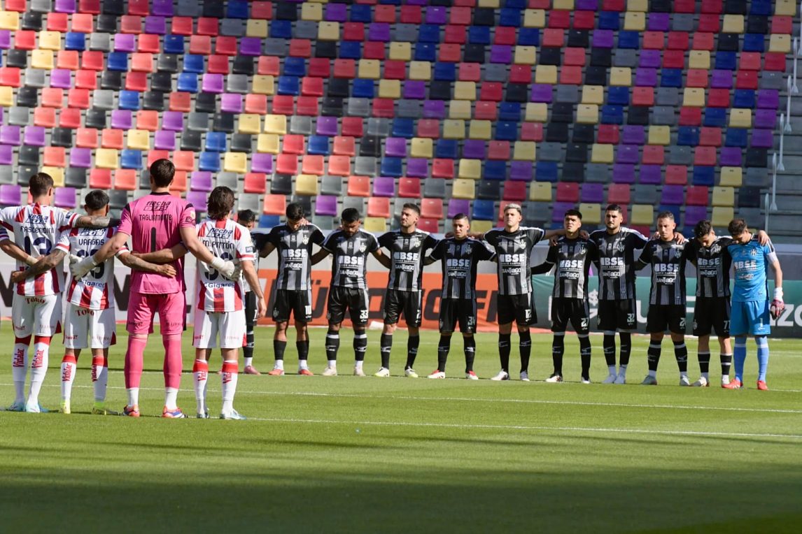 Hubo minuto de silencio por la memoria de Miguel Ángel Russo en la previa de Central Córdoba vs. Unión