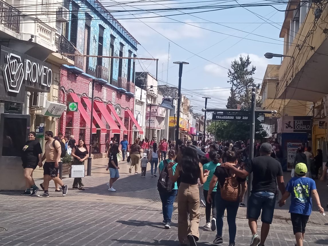 Fuerte movimiento en el centro por el pago del bono y la previa del Día de la Madre