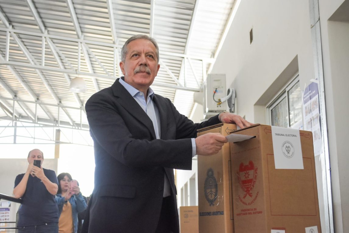 El candidato a gobernador del Frente Cívico, Elías Suárez emitió su voto: “El pueblo debe elegir de acuerdo a sus convicciones”