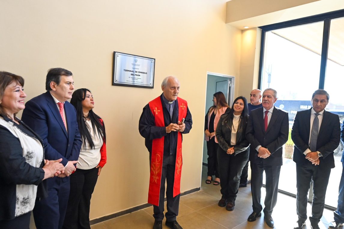 Zamora continúa inaugurando obras: refacciones en una escuela, moderna terminal y viviendas en Beltrán
