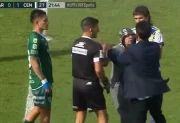 Tensión en Junín: un hincha de Sarmiento ingresó al campo y tomó del cuello al árbitro Merlos