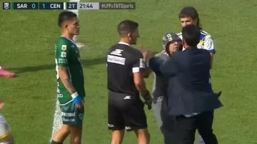 Tensión en Junín: un hincha de Sarmiento ingresó al campo y tomó del cuello al árbitro Merlos