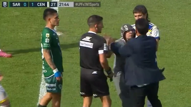 Tensión en Junín: un hincha de Sarmiento ingresó al campo y tomó del cuello al árbitro Merlos