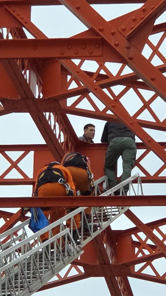 Fotos exclusivas: así fue el amplio operativo de rescate de un hombre en el Puente Carretero