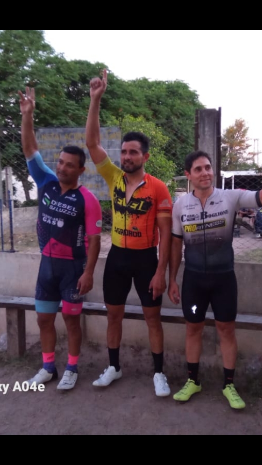 Ganadores de la categoría B: Gómez, Medina y Boglione.