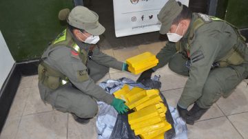 Viajaban en camión con 46 kilos de cocaína ocultos en una caja y envueltos en sábanas