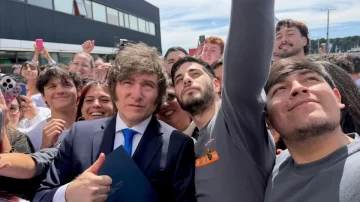 Milei hizo una caravana por el centro de Mendoza y pidió no “volver al modelo comunista que nos fundió”