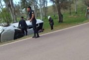 Violento vuelco de una camioneta en la curva del Terraplén