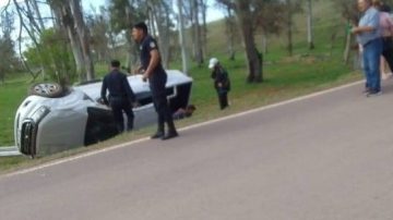 Violento vuelco de una camioneta en la curva del Terraplén