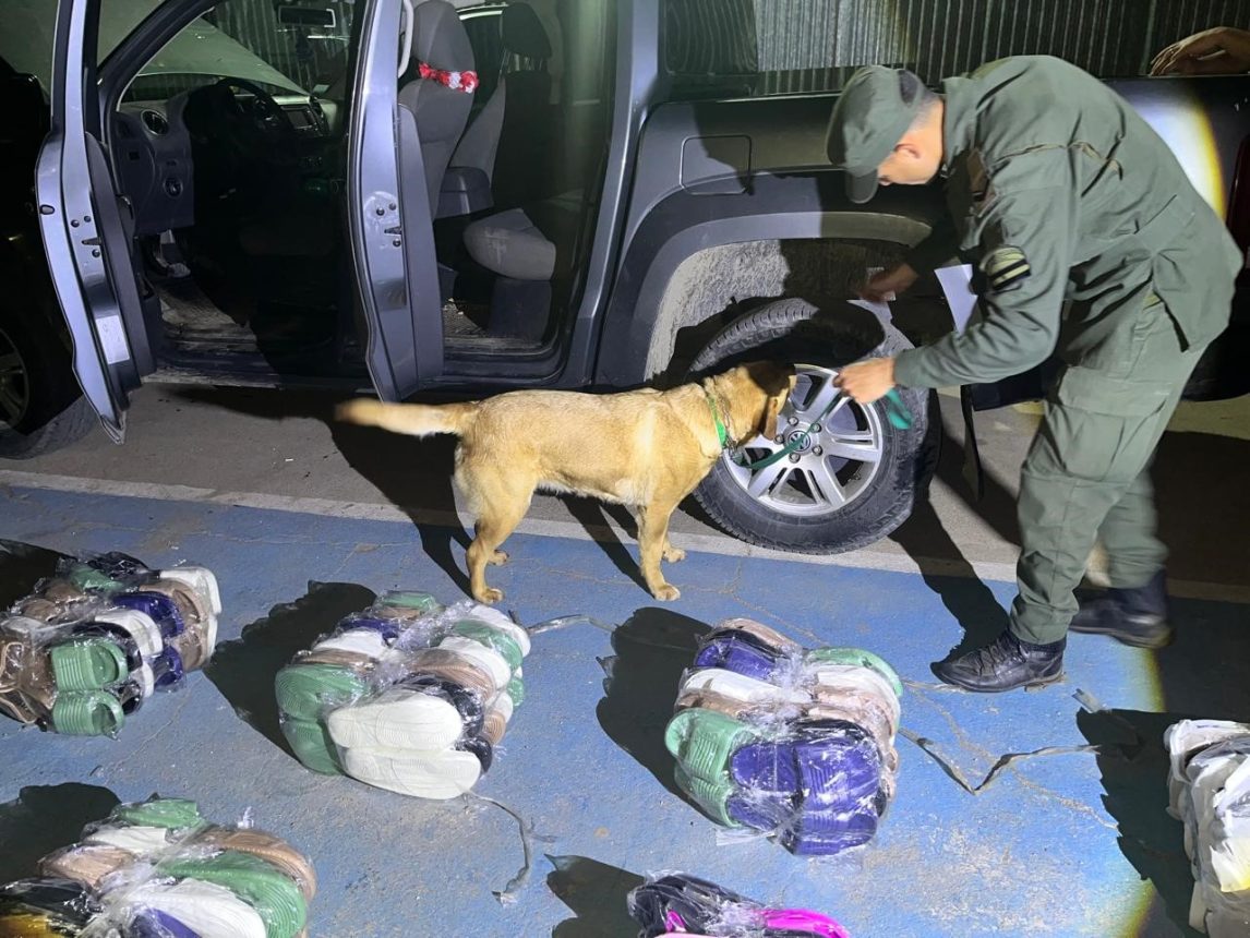 Gendarmes interceptaron una camioneta que transportaba mercadería de contrabando