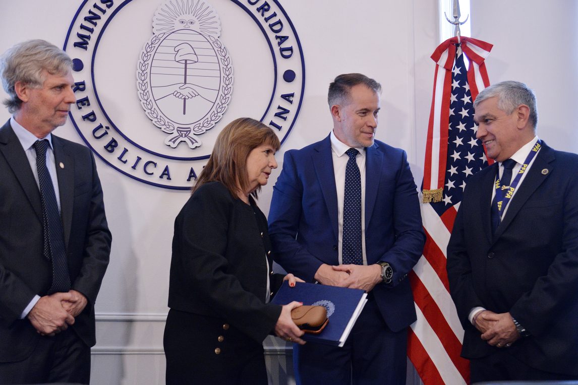 Patricia Bullrich firmó dos acuerdos históricos con el FBI para fortalecer la investigación criminal