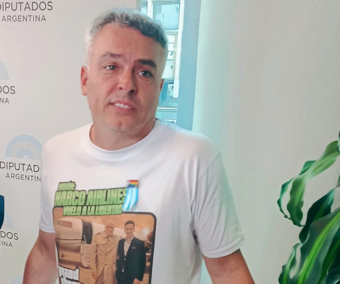El diputado Esteban Paulon se puso una remera con la frase “Narco Airlines”, para burlarse de Espert