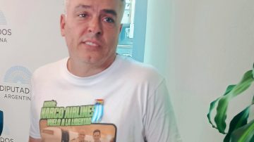 El diputado Esteban Paulon se puso una remera con la frase “Narco Airlines”, para burlarse de Espert