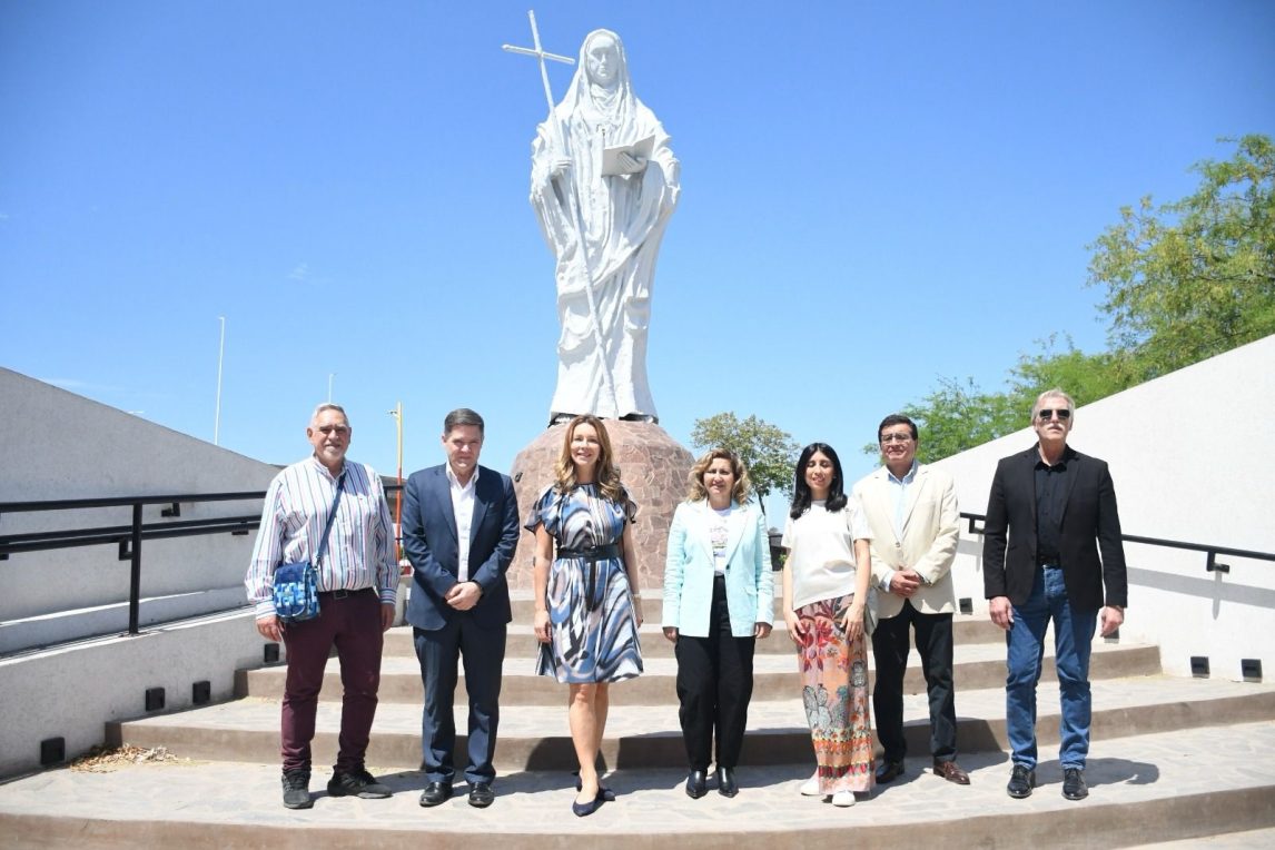 La intendente Fuentes visitó el Parque Mama Antula junto a las escritoras Nunzia Locatelli y Cintia Suárez