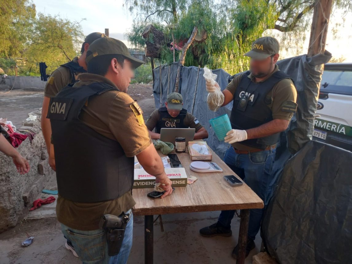 Cayó con casi un millón de pesos y cocaína tras un operativo de Gendarmería