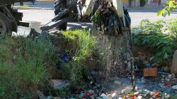 Comenzó la limpieza de 5800 metros lineales de desagües de las avenidas Aguirre y del Trabajo