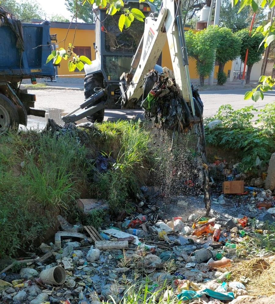 Comenzó la limpieza de 5800 metros lineales de desagües de las avenidas Aguirre y del Trabajo