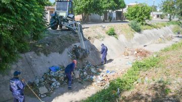 Continúan los trabajos en forma simultánea en la limpieza de cuatro desagües pluviales del sur oeste de la ciudad Capital