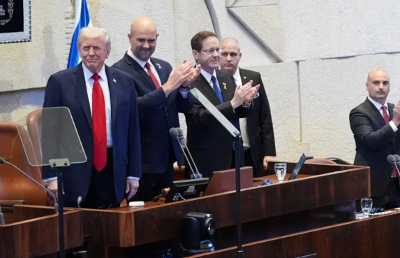 Donald Trump fue ovacionado en Israel tras el acuerdo de paz en Gaza