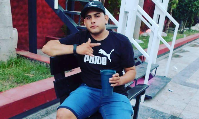 Dolor por la muerte de un joven de 26 años que derrapó con su moto en el barrio John Kennedy