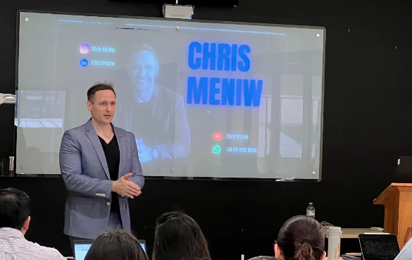 Chris Meniw, habló en exclusiva con Info del Estero: “Estamos entrando en la era sintética: todo será una réplica de lo real”